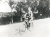 Été 1895. Vincent (Freddy) Lebbe sur la route d\'Ypres à Poperinghe,