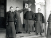 1918, à Shaohing.  Le Père Lebbe brandissant un numéro d\'I-che-pao, entouré de trois prêtres chinois; à l\'extrême droite, le Père Antoine Cotta.  [Album I, Photo 56. Nég: P 30]