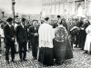 24.04.1924. Le Père Lebbe  (portant la coiffure jadis en usage en Chine pour les fonctions liturgiques) administre le baptême à cinq étudiants chinois réunis en retraite à l\'abbaye Norbertine d\'Averbode. Il s\'agit de Louis Sai Tcheng Ho, Henri Yang Fom Lin, Jacques Tcheng Houé Te, Paul-Vincent Jen Sio Wen et Simon Che Yi Pei.  [Album I, Photo 70. Nég: X 26]