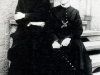 Vers 1898-1899. Vincent et son frère cadet Adrien (dom Bède)      entré chez les bénédictins à Maredsous. Photo prise devant l\'école abbatiale de Maredsous.      [Album I, Photo 8. Nég: IV 52]