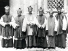 10.1926 à Rome.  De gauche à droite: Mgr Simon Tsu Kai-min, s.j., vicaire apostolique de Haimen, Mgr Joseph Hou Jo-shan, c.m., vicaire apostolique de Taichow (Tchekiang), Mgr Louis Tch\'en, o.f.m., vicaire apostolique de Fenyang (Shansi), Mgr Philippe Tchao (séculier), vicaire apostolique de Suanhwa, Mgr Odoric Tcheng, o.f.m., préfet apostolique de Pouchi, et Mgr Melchior Souen Te-chen, c.m., préfet apostolique de Lyhsien.  [Album I, Photo 87. Nég: X 18]