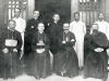 1928-1930 (?) In Beijing.        Vincent Lebbe de apostolische delegatie. Zittend van links naar rechts: X, bisschop Giardini, apostolisch afgevaardigde van Japan, aartsbisschop Costantini, de eerste apostolische delegeren aan China, Vader Manna, gastheer van de apostolische delegatie. Staand, van links naar rechts: Don Comisso Antoniutti Bisschop, Vincent Lebbe, X, X.  [Album II Foto 103. Neg: II 55]