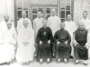 08.09.1931 op Ankwo. Coördinatie van Raymond Jaegher, eetk        Zittend van links naar rechts: X, Raymond Jaegher bisschop Sun, apostolisch vicaris van Ankwo, Vincent Lebbe. Ze worden omringd door priesters.  [Album II Foto 120. Neg: 13 A IV? 14]