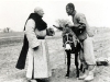 07 april 1936, in de buurt van Peking.        Vincent Lebbe, verkleed als Kleine Broeders van St. Johannes de Doper vraagt ​​de weg naar een boer. Hij loopt naar de warmwaterbronnen van Wen-ts\'\'\'\'uan een eigenschap