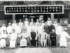 26.08.1936, genereert Suanhwa in Peking.        Thee gehost door Paul Gilson ter ere van pater Lebbe, ter gelegenheid van zijn 60ste verjaardag met oud-studenten uit Europa en professoren van Fu-Jen University.  Van links naar rechts:  1e rij: Edward Chang Hwai, decaan van de Faculteit Educatie van de Universiteit Fu-Jen, een oud-student van Leuven, RP Bishop, SVD, een priester Chinese professor aan de Fu-Jen, Chen, decaan van de Faculteit der Wijsbegeerte en Brieven aan de Fu-Jen; Vader Lebbe, P\'u Shin, neef van Pou I, keizer van Mantsjoerije, een professor in de schilderkunst aan Fu-Jen; Abbe Jean Niu, rechterarm en de toekomstige opvolger van bisschop Yu Pin en Kapelaan generaal assistent-Katholieke Actie van China; Vader Paul Gilson, za  Tweede rij: Chen Yuan Ping, secretaris van de Vereniging van katholieke intellectuelen, Vader Michael Keymolen, za, hoogleraar filosofie aan Suanhwa; Tzwo Chang-yi, een professor aan de Fu-Jen, Joseph Chen, een voormalig student van België; Yen hoogleraar, Fu-Jen, dr. Jean-Marie T\'an Ch\'in-lou, chirurg, voorheen van Leuven, voormalig voorzitter van de ACJS België, Dr Chang, RP Rutten collaborateur in de strijd tegen tyfus, Liu, pas verbouwde voormalige Japan; Chang Han-jou, directeur van de I-shih-pao Beijing; Jwan abt, priester Suanhwa .  3e rij: Dr Lone Katholieke Medical Services, Dr Soong, hoofdarts van het ziekenhuis centrale Yen, heidense, een professor aan de Fu-Jen, Chang Han-Wen, oud-student uit Frankrijk, Teng, een voormalig student van Roubaix; Lou, hoogleraar biologie en plantkunde aan de Fu-Jen, een voormalige student van Lyon; Chang, een zakenman van het Vicariaat van Suanhwa.  [Album II Foto 159. Neg: X 1]