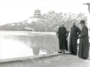 05,1937 in Beijing.        Overzicht van de Summer Palace. Van links naar rechts: Vincent Lebbe, Andrew Boland en Paul Gilson.  [Album II Photo 178. Neg: VIII 2]