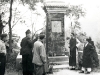 71       11.20.1948 (kort voor de overwinning van de communisten) aan Koloshan,        in de buurt van Chungking (Szechwan). Voordat de gedenksteen bij het graf van Vincent Lebbe. Uiterst links, Jean Lacroix, za en Alain de Terwangne, za (Met hoed), X, en Edward Duperray, eetk (Rug), za, rechts, twee broertjes van St. Johannes de Doper.  Dit is de 1e tombe stele van Vincent Lebbe. De communisten vernietigd het graf en zet het lichaam van pater Lebbe in een gemeenschappelijk graf.  In de jaren 1980, een broertje van St. Johannes de Doper (?):  ? opgraven van het lichaam van Vincent Lebbe hij kon identificeren met haar kralen, riem en de badge van de afdeling Tou Dao Tuan. Hij stuurde rozenkrans, riem en badge als relikwieën in Taichung (Taiwan) in de Kleine Broeders van St. Johannes de Doper;  ? Vincent Lebbe vervolgens herbegraven in een nieuw graf gegraven voor dat doel.  [Album II Photo 197. Neg: X 21]