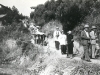 25.06.1940 of 26.06.1940 in de buurt van Koloshan Chungking (Szechwan).        Begrafenis van Vincent Lebbe. De rouwstoet ging naar de begraafplaats. De heer Ma herkent de I-Shih-pao Chungking (links) en de heer Jean-Ma Shu dzen in wie de Vader is overleden Lebbe (rechts) elk voorzien van een kaars, gevolgd door broer Alex Tsao op de wierookvat.  [Album II Photo 214. Neg: 23 Y? 23 A]