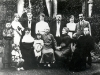 Lebbe familie. Zomer 1913.        Vader Lebbe een reis naar Europa om steun voor het werk van Tientsin Garner: met name aan de fundering van het hoger onderwijs en een dagelijkse krant voor te bereiden. Hij had met hem Chengo Ying (Ignatius?, Vincent?), Zoon van de heer Lien Ying-chih van Tientsin (oprichter van de krant Ta-kong-pao met Vincent Lebbe en initiatiefnemer van de Fu-Jen Catholic University). Chengo Ying kwam om te studeren in Europa werd decaan van de Faculteit der Letteren van de West-Jen-Fu in Peking, en vice-voorzitter van gereconstitueerde Universiteit in Taipei.  Voor de gelegenheid werd de familie van pater Lebbe herenigd op het Couvent des Oiseaux op Westgate (Engeland), die waren binnengekomen Lizzy werd Sister Mary Benedictus.  Van links naar rechts, staand: Chengo Ying, Benedictus, Robert en zijn vrouw Aline, de heer Lebbe, Mica (Vader Lebbe\'s petekind) en haar vriend Jacques Thoreau, zittend: Lizzy (Sister Mary Benedictus), Vincent, mevrouw Lebbe, Adrien (Dom Bede, zijn ook aanwezig de eerste twee kinderen van Robert en Mary-Louise Maurice.  [Gallery I, Foto 32. Neg: 4-4 A Y]