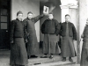 918, Shaohing.        Vader Lebbe zwaaiend met een aantal I-shih-pao, omringd door drie Chinese priesters, uiterst rechts, Vader Anthony Cotta.  [Gallery I, Foto 56. Neg: P 30]