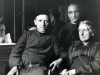 06,1921 waarschijnlijk naar Parijs (of Maredret?).        Vader Lebbe Lebbe met mevrouw, zijn moeder en vader Cotta.  [Gallery I, Foto 61. Neg: P 11]